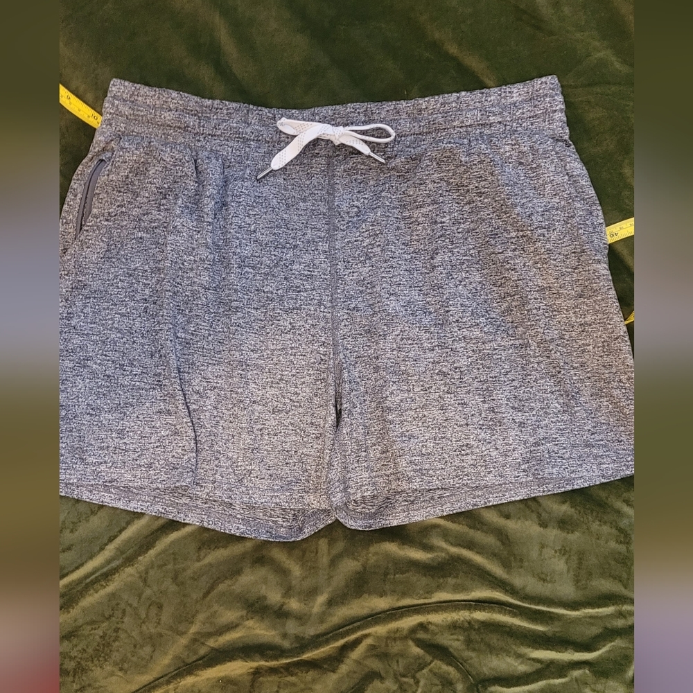 Athletic shorts (102)